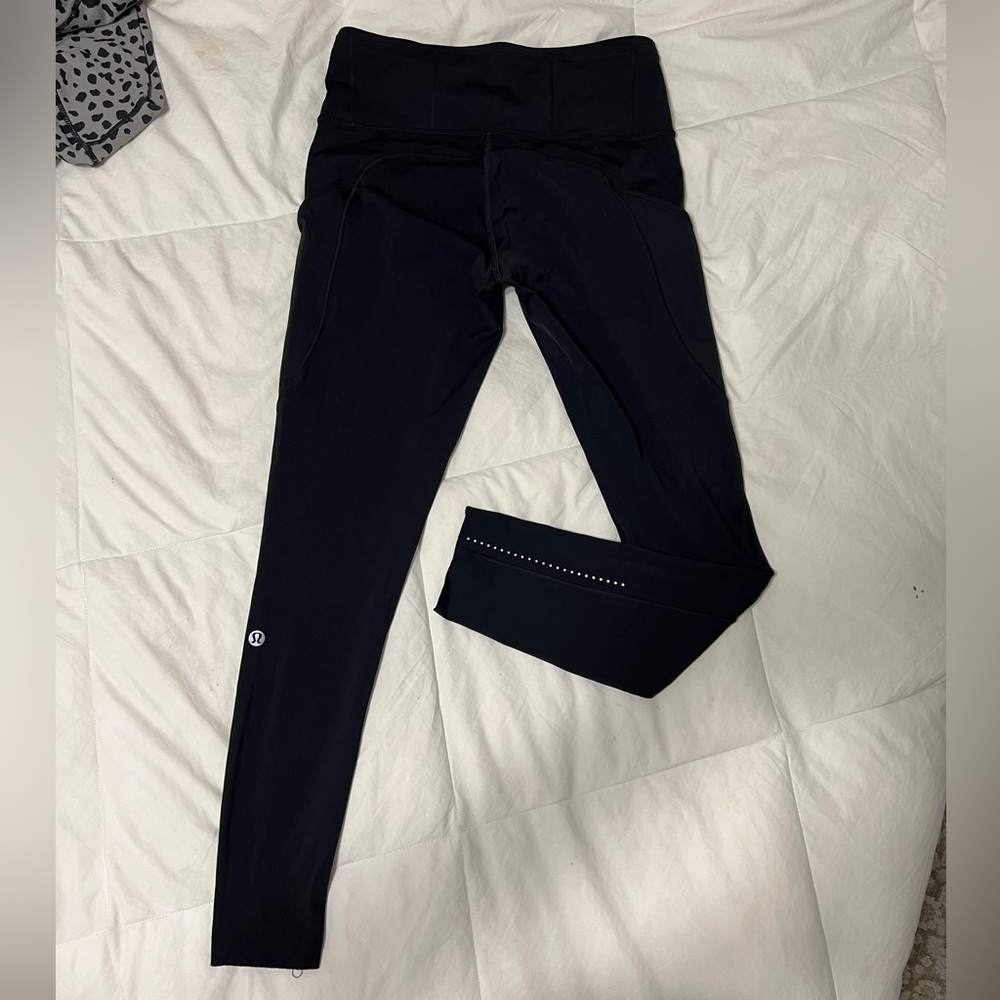 Lululemon Black reflective Leggings with pockets and drawstring